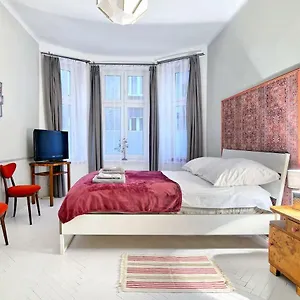 https://luxury-retro-apartment-city-center-wifi.krakowhotelspoland.com
